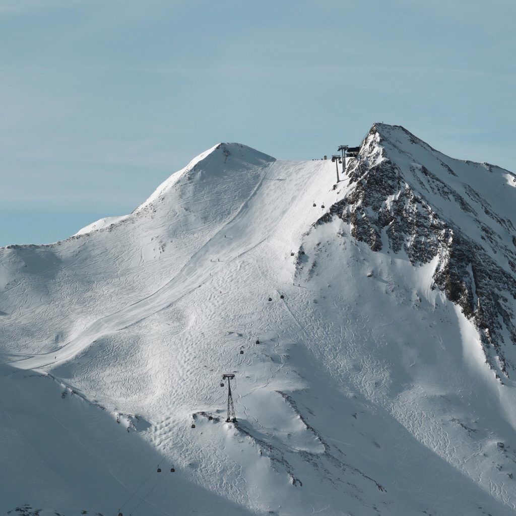 Chasing powder and panoramic views. Are you ready to hit the slopes? ❄️⛷️