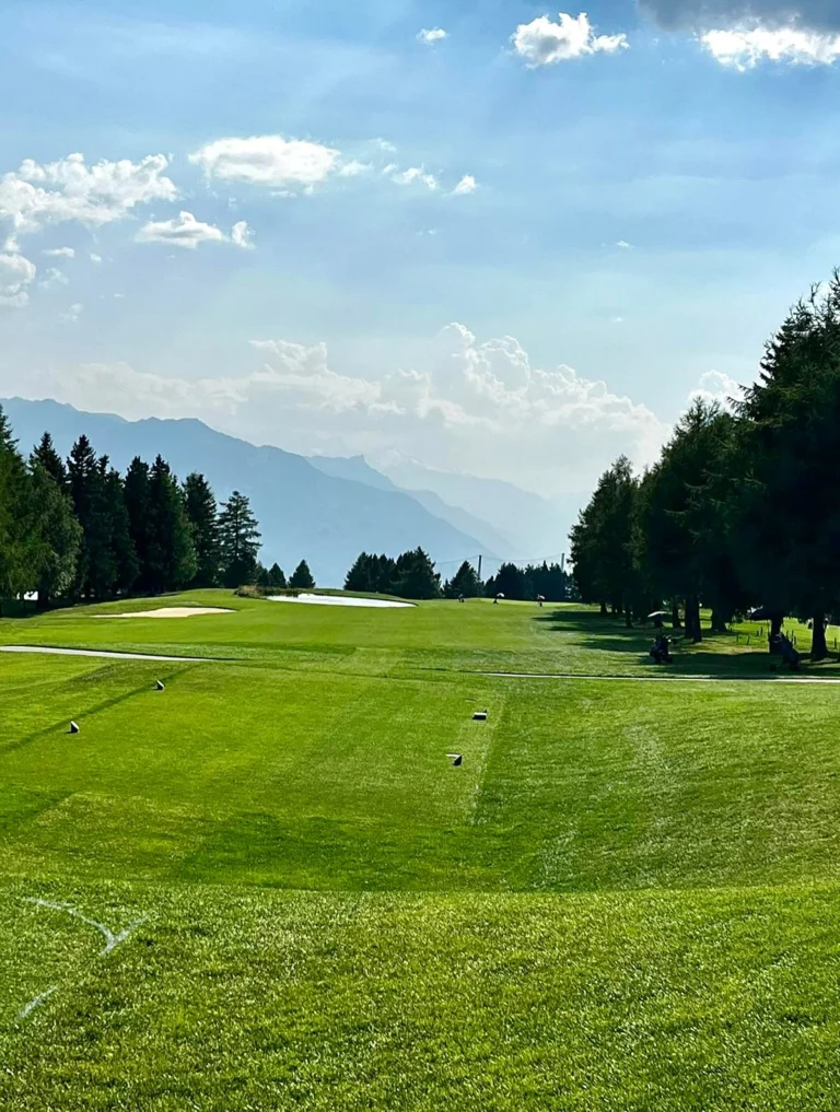 Golfing with a View? Crans-Montana always delivers ⛳️🏌🏻⛰️☀️