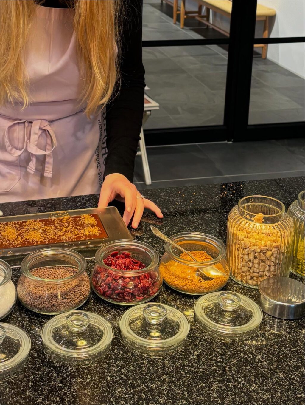 From bean to bliss🇨🇭🍫
Discover chocolate’s history, savor Swiss pralines and make your own masterpiece in a fully privatized atelier. #swissdreamescapes #chocolatierforaday