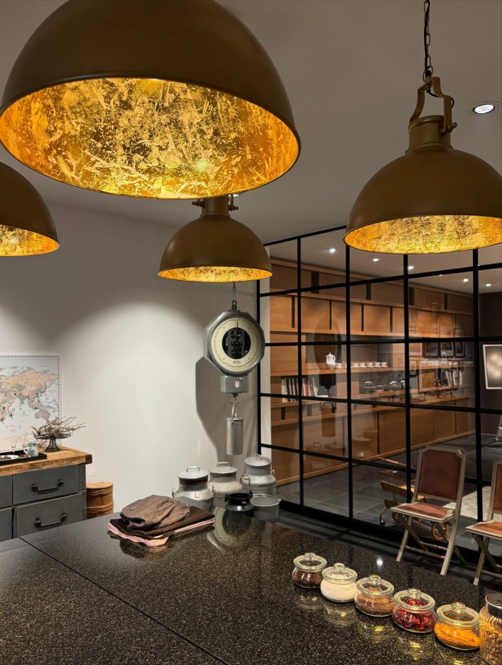 From bean to bliss🇨🇭🍫
Discover chocolate’s history, savor Swiss pralines and make your own masterpiece in a fully privatized atelier. #swissdreamescapes #chocolatierforaday