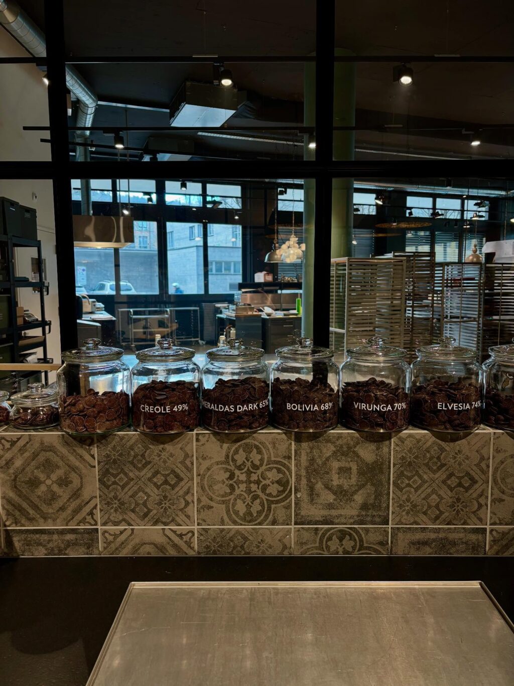 From bean to bliss🇨🇭🍫
Discover chocolate’s history, savor Swiss pralines and make your own masterpiece in a fully privatized atelier. #swissdreamescapes #chocolatierforaday